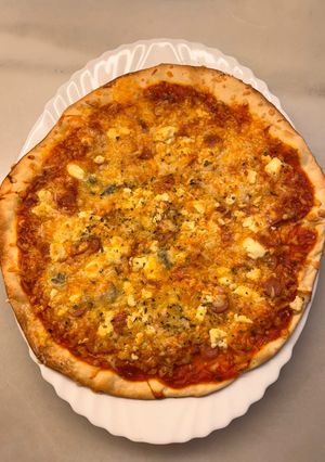Una foto de Pizza rápida: Quesos, tomate, frankfurt y jamón dulce
