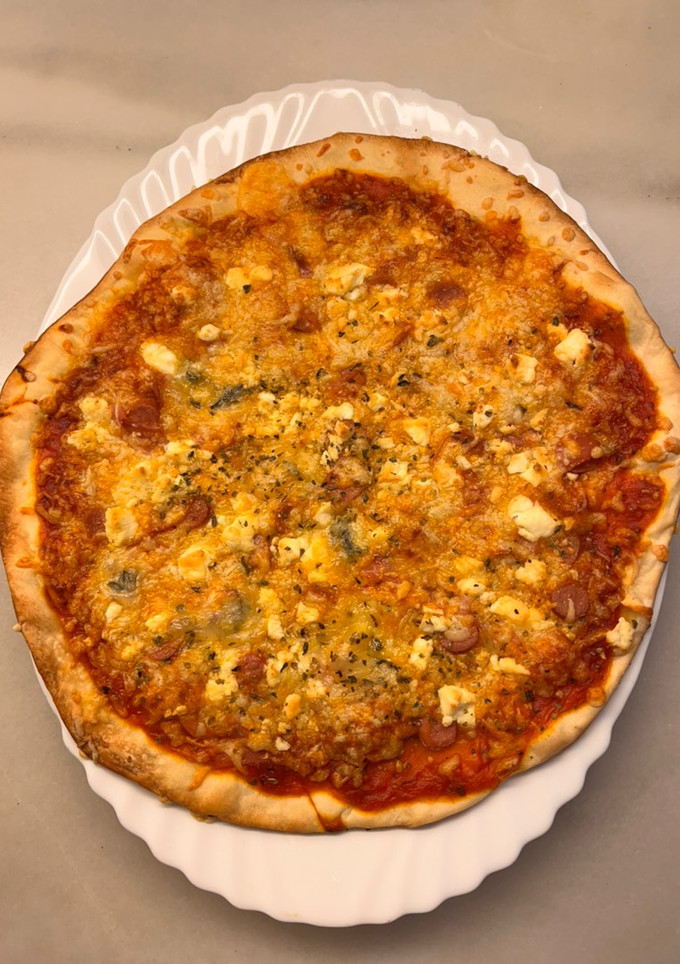 Una foto de Pizza rápida: Quesos, tomate, frankfurt y jamón dulce