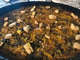 Fideuá de pluma ibérica, alcachofas y foie