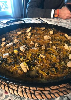 Una foto de Fideuá de pluma ibérica, alcachofas y foie