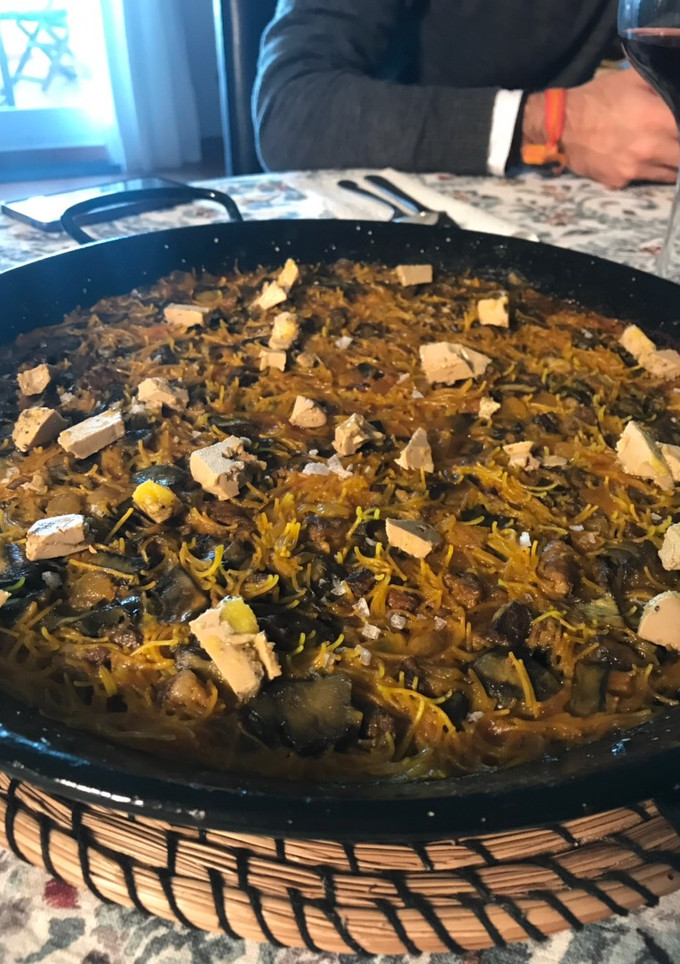 Una foto de Fideuá de pluma ibérica, alcachofas y foie