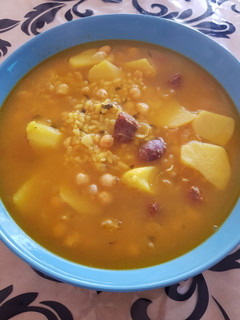 Una foto de Patatas guisadas con garbanzos, salchichas de ternera y arroz