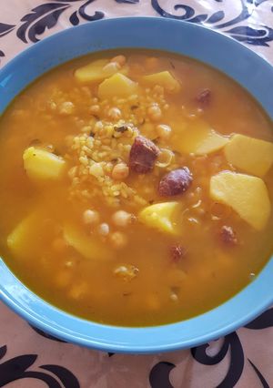 Foto principal de Patatas guisadas con garbanzos, salchichas de ternera y arroz