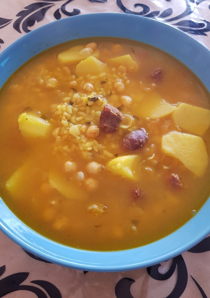 Una foto de Patatas guisadas con garbanzos, salchichas de ternera y arroz
