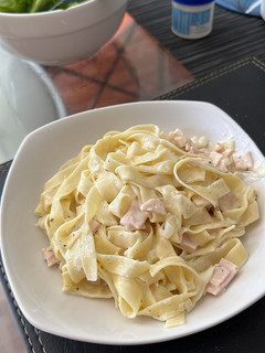 Una foto de Fettuccini en Salsa Alfredo