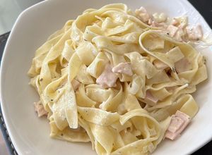 Una foto de Fettuccini en Salsa Alfredo