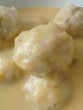 Knödel albóndigas de patatas rellenas con lentejas cocidas en Agua de Mar