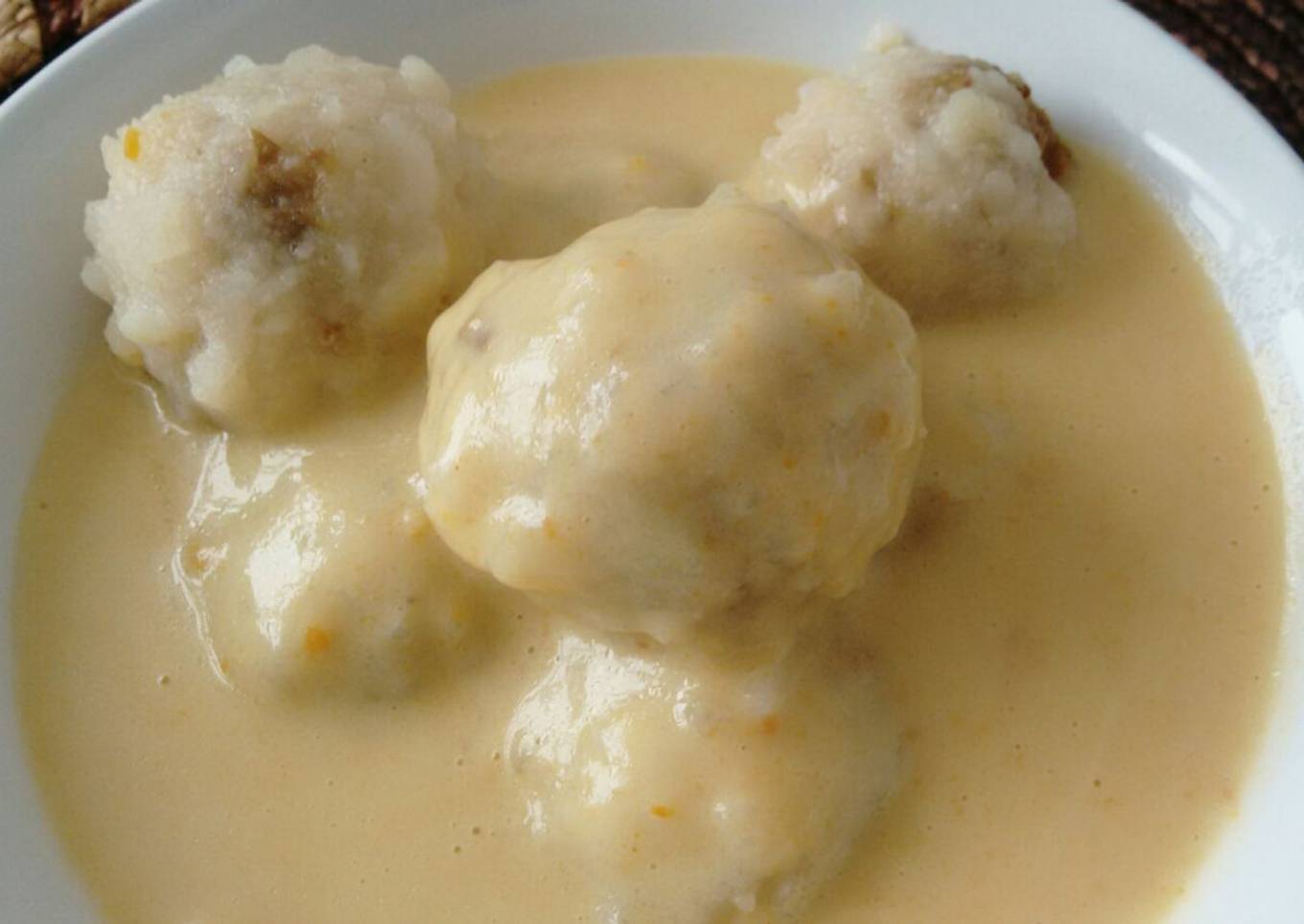 Knödel albóndigas de patatas rellenas con lentejas cocidas en Agua de Mar