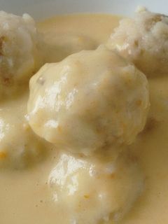 Una foto de Knödel albóndigas de patatas rellenas con lentejas cocidas en Agua de Mar