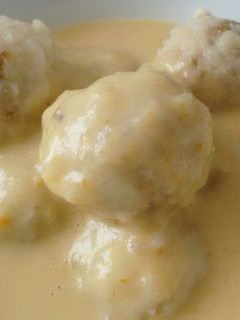 Una foto de Knödel albóndigas de patatas rellenas con lentejas cocidas en Agua de Mar