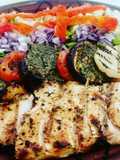 Pechuga de pollo grillada con vegetales y ensalada fresca