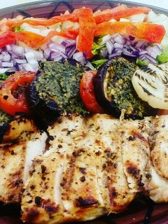 Una foto de Pechuga de pollo grillada con vegetales y ensalada fresca