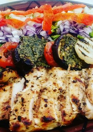 Una foto de Pechuga de pollo grillada con vegetales y ensalada fresca