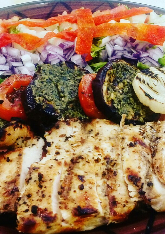 Una foto de Pechuga de pollo grillada con vegetales y ensalada fresca