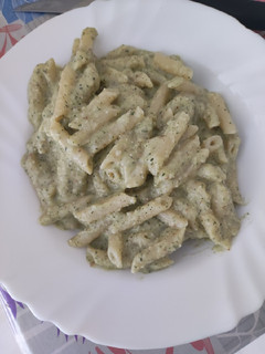 Una foto de Macarrones con salsa de calabacín