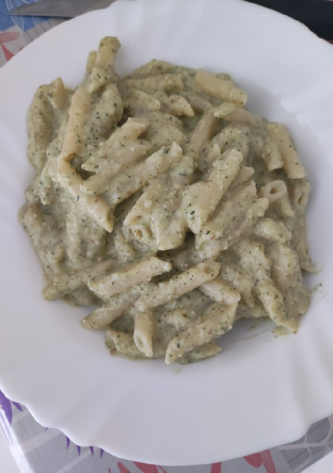 Una foto de Macarrones con salsa de calabacín