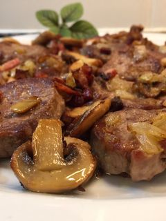 Una foto de Solomillo de cerdo con champiñón y baicon