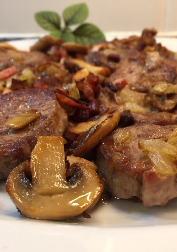 Una foto de Solomillo de cerdo con champiñón y baicon