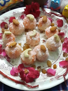नारियल के लड्डू (nariyal ke ladoo recipe in Hindi) रेसिपी मुख्य फोटो