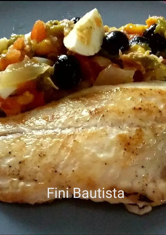 Una foto de Dorada con asado de verduras