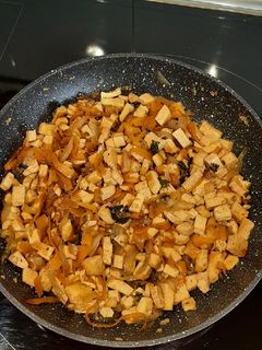 Una foto de Tofu encebollado