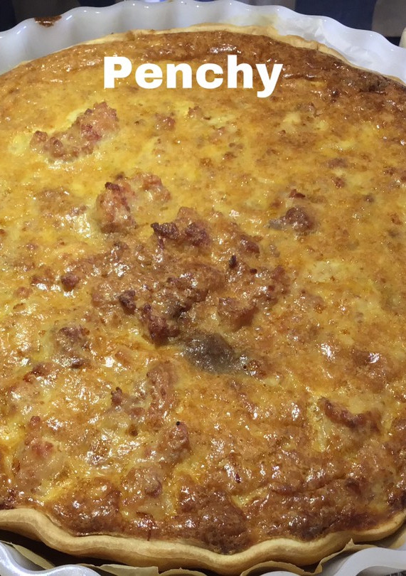 Una foto de Pastel de pollo, bacon, y jamón York al curry de Madras