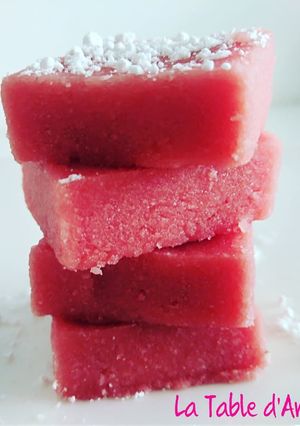 Une photo de Carrés fondants aux biscuits roses de Reims