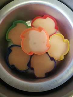 A picture of Flowers cake with rice flour.