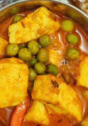 A picture of Matar Paneer.
