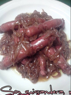 Una foto de Salchichas encebolladas al vino tinto