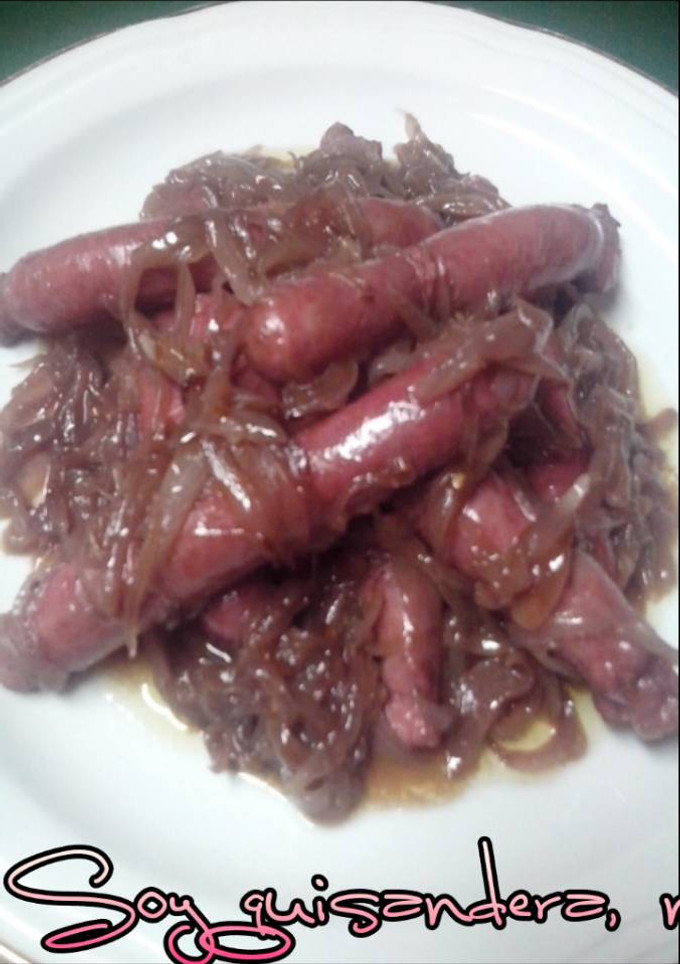 Una foto de Salchichas encebolladas al vino tinto