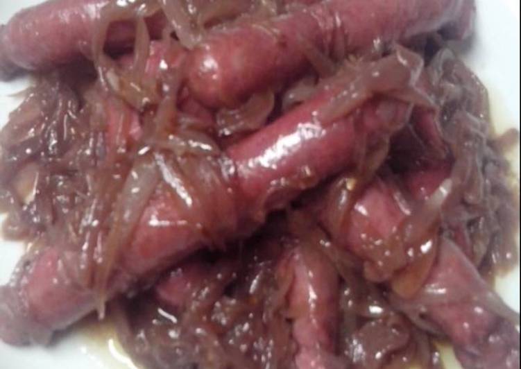 Salchichas encebolladas al vino tinto