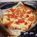 Pizza de tomate, jamón y cebolla
