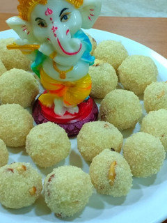 ரவா லட்டு (Rava LAddu Recipe in Tamil) செய்முறை முக்கிய புகைப்படம்
