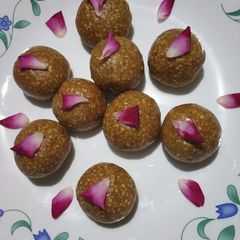 A picture of Til_Mava_Ladoo.