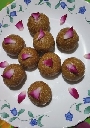 A picture of Til_Mava_Ladoo.