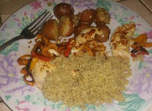 Una foto de Quinoa con pollo y papas salteadas