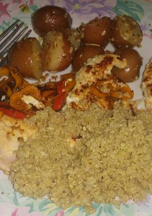 Una foto de Quinoa con pollo y papas salteadas