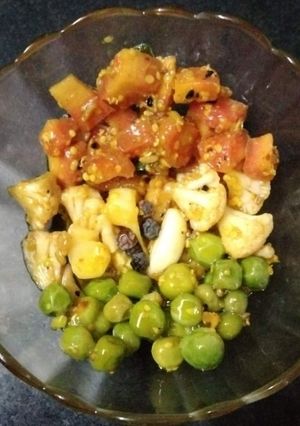 मिक्स वेजिटबल अचार (mix vegetable achar recipe in Hindi) रेसिपी मुख्य फोटो