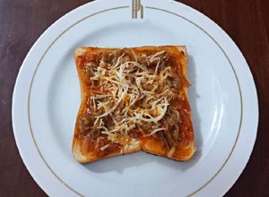 Foto resep Pizza Roti Bakar Topping Beef Slice Bolognese