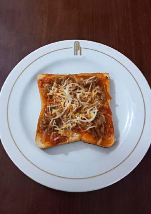 Foto resep Pizza Roti Bakar Topping Beef Slice Bolognese