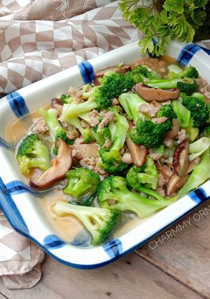 รูปของ ผัดบร็อคโคลี่เห็ดหอมหมูสับ