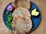 લસણીયો રોટલા (Lasaniya Rotla Recipe In Gujarati)