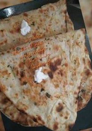 A picture of No meat Tikkie stuffed naan with mayo-ketchup layering.
