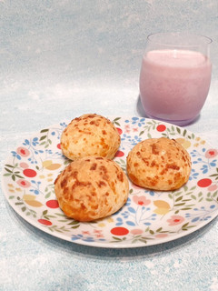 Una foto de Pan de queso brasileño (Pão de Queijo Brasileiro)