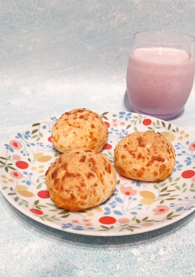 Una foto de Pan de queso brasileño (Pão de Queijo Brasileiro)