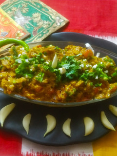 વઘારેલો લસણીયો રોટલો (Vagharelo Lasaniyo Rotlo Recipe In Gujarati) રેસીપી મુખ્ય ફોટો