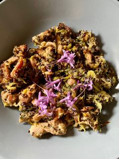 Una foto de Espirales de calabacín con quinoa, pollo y flores de ajo