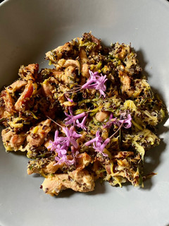 Una foto de Espirales de calabacín con quinoa, pollo y flores de ajo