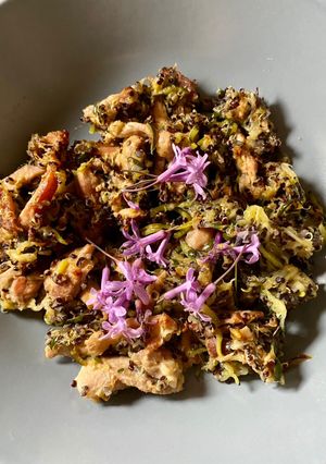 Una foto de Espirales de calabacín con quinoa, pollo y flores de ajo